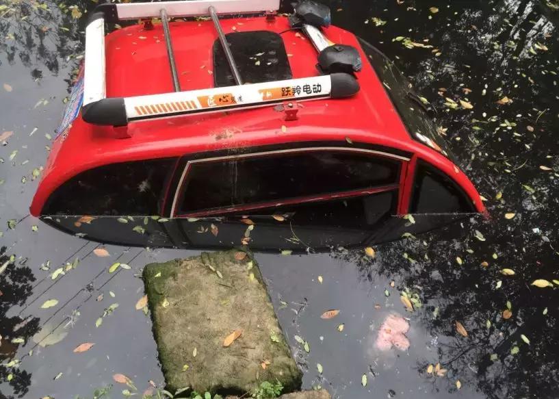 小学生坠河四路人飞奔救人,俩孩子坠河叔叔救人