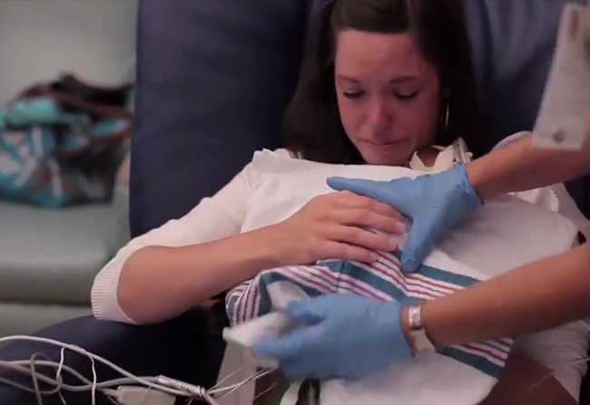 妈妈第一次抱早产儿，多名医护人员来帮忙，让人想哭