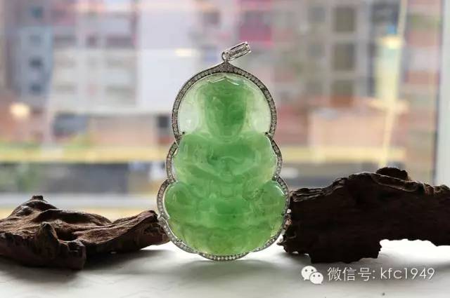 洗澡可以戴翡翠貔貅吗,翡翠吊坠洗澡可以戴吗