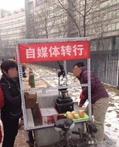 凌晨三点就开始摆摊,大部分人的晚上还在摆摊