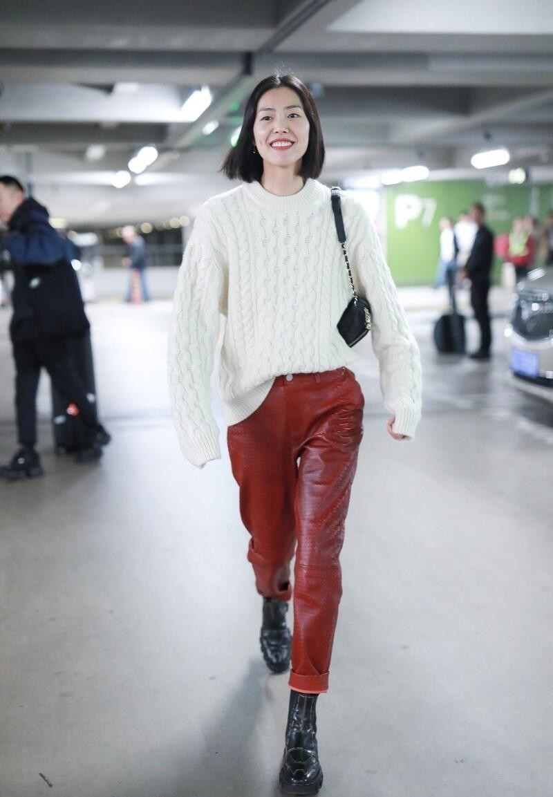 解锁冬季穿搭新方式：毛衣+皮裤，保暖又时髦，超模明星也在穿