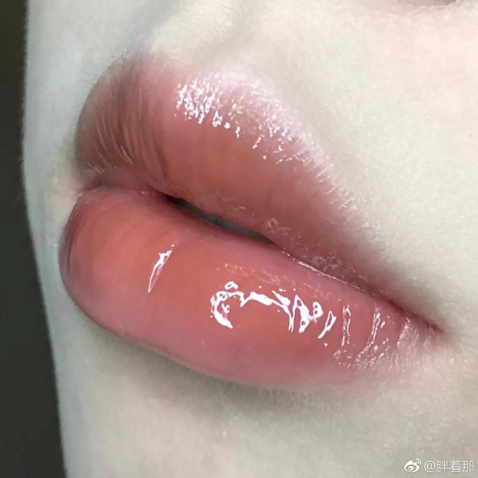 快买了这只口红来人间水蜜桃学院报道!