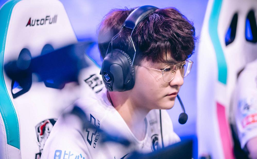 ig赢了王校长奖励什么,ig夺冠王校长拉起ning找眼镜