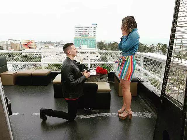 被香槟酒瓶塞打懵是一种什么体验?沙雕们纷纷给出答案