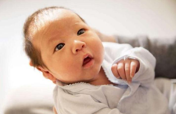 婴儿头发浓密和稀少的原因,宝宝出生头发浓密后面变稀少