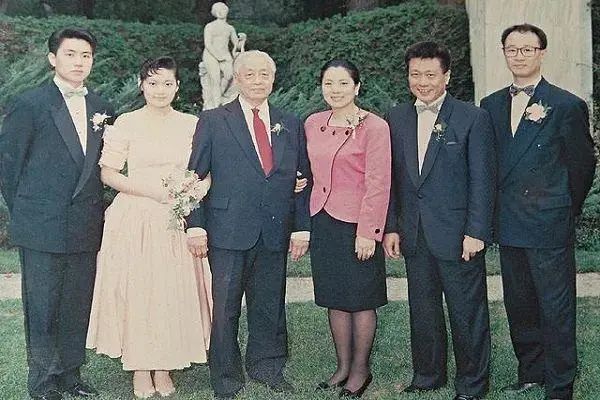 蓝琼缨十四岁嫁赌王被宠三十年,蓝琼缨14岁嫁给何鸿燊