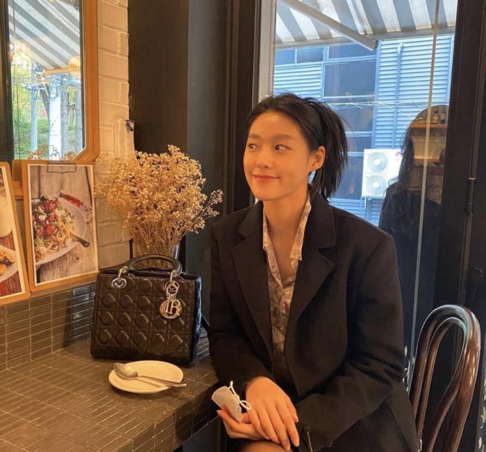 黑色包包怎么搭配衣服,黑色包包怎么搭配衣服好看