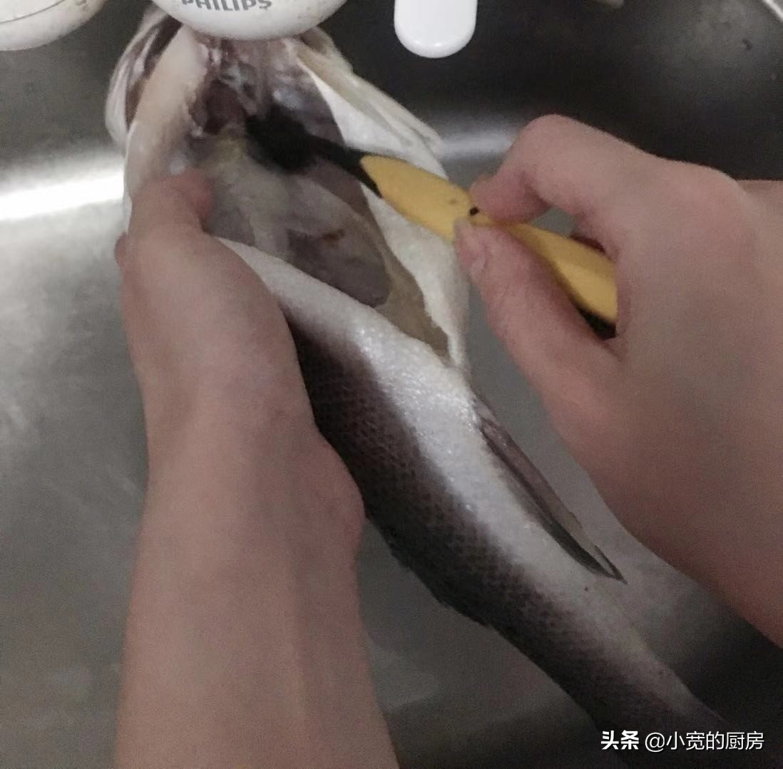 粤菜清蒸剁椒鲈鱼片,鲈鱼清蒸放蒸鱼豉油还需要放盐吗