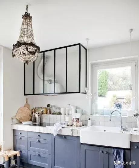 侧吸油烟机被吊柜挡住,油烟机排烟管吊柜遮挡