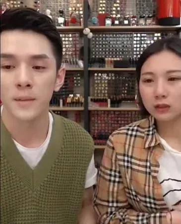 李佳琦又搞事!老烟民形象曝光后，直播中直接对杨幂开黄腔！