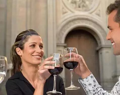 餐饮祝酒词简短精辟句子,服务员高情商祝酒词