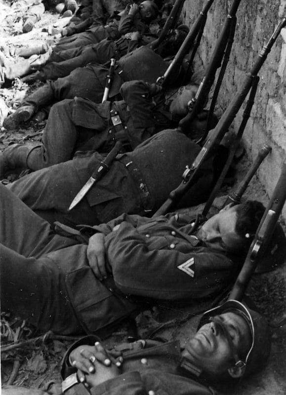 德国军官只因家里欠钱，怒看几十部警匪片学习抢劫，血洗苏军银行