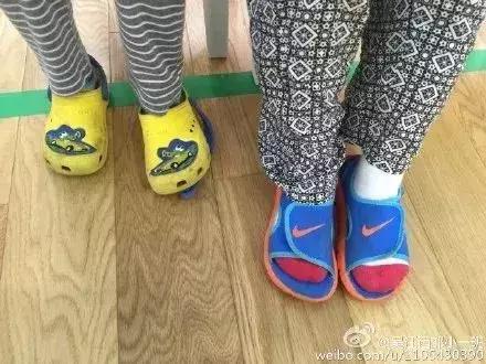 小朋友穿什么鞋子去幼儿园,孩子穿什么鞋子去幼儿园