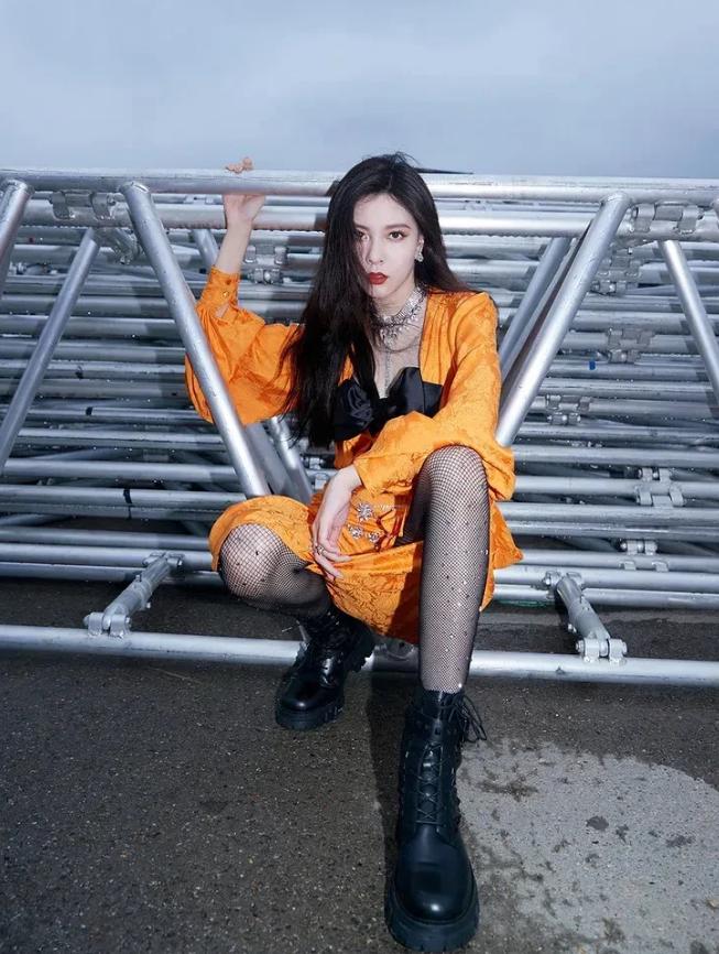 黑色*袜丝**=死亡单品?不至于!没看见“名媛”们人“腿”一双吗?