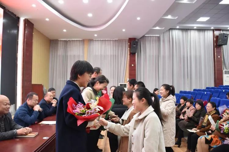 新老教师拜师仪式报道,二中教师拜师仪式