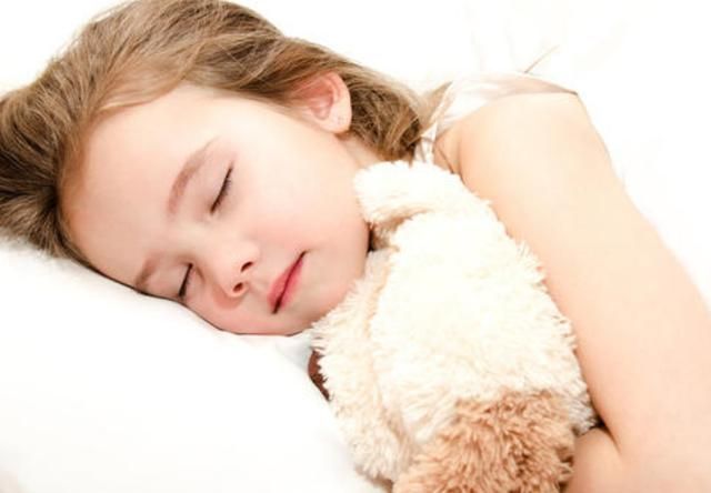 婴儿呛奶严重拍背正确方法视频,竖抱宝宝呛奶的正确处理方法视频