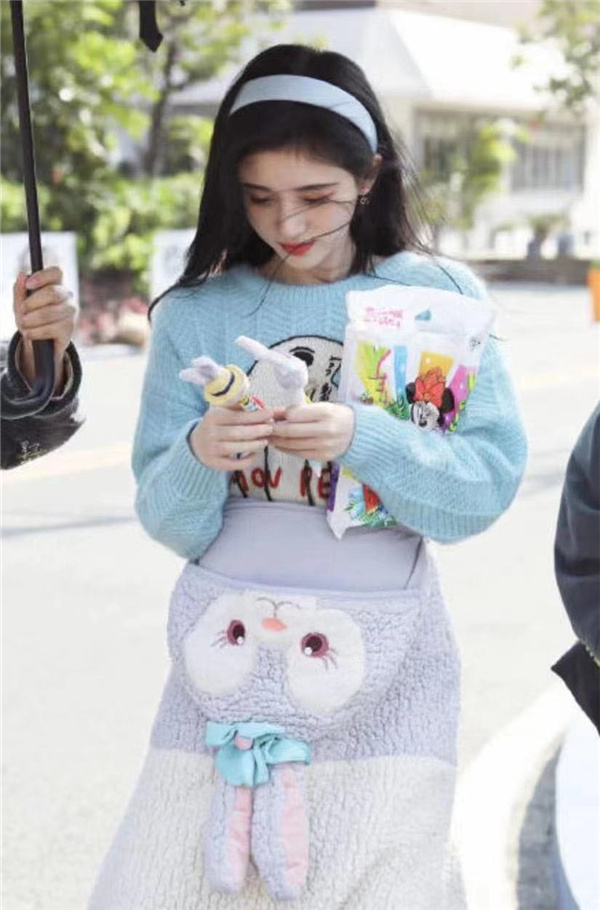 鞠婧祎新剧穿搭look,鞠婧祎穿红色呢子衣图片