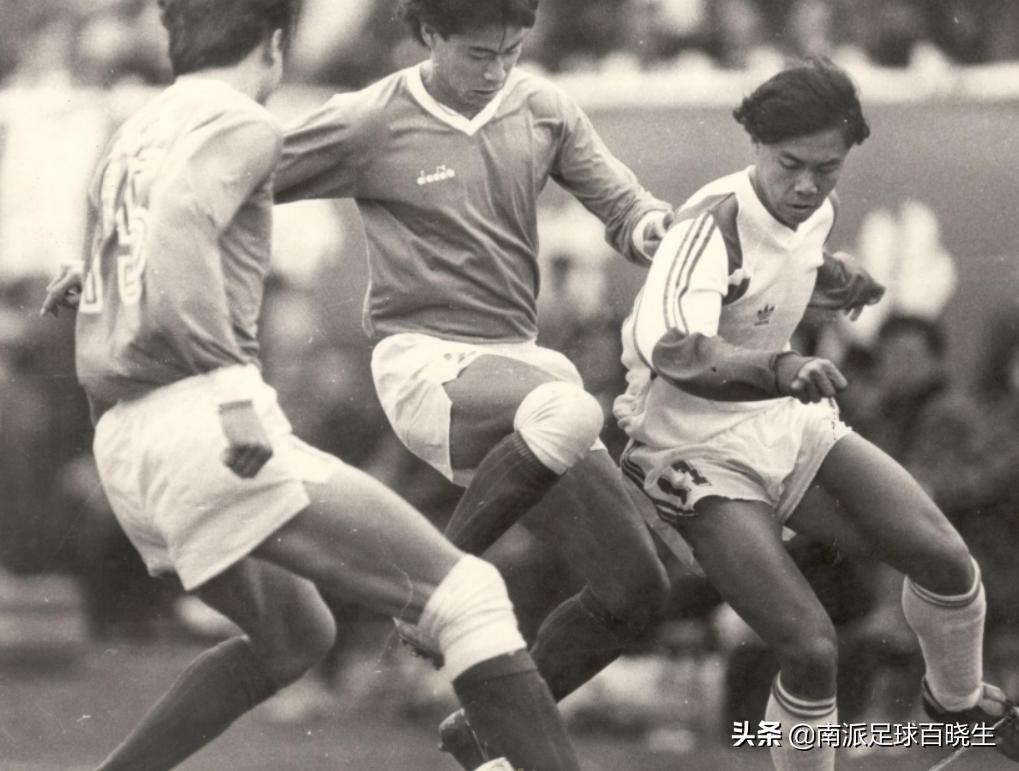 鑳″織鍐涗緺瀹㈣閲囪,渚犲琛岃皥璁虹煶鐮村ぉ