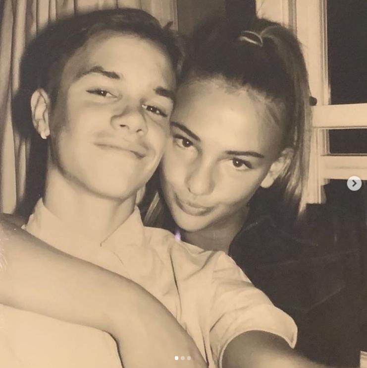 贝克汉姆二儿子大秀恩爱，怼脸自拍太像贝嫂，被说是“猪鼻子”