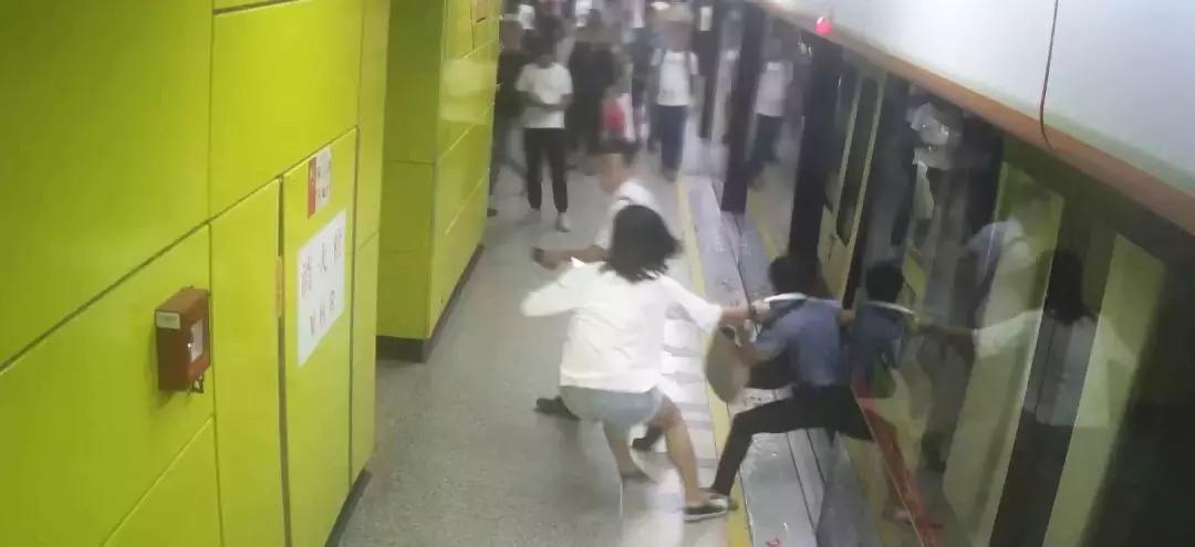 地铁女子抓狼视频,女子在地铁蹲点抓色狼