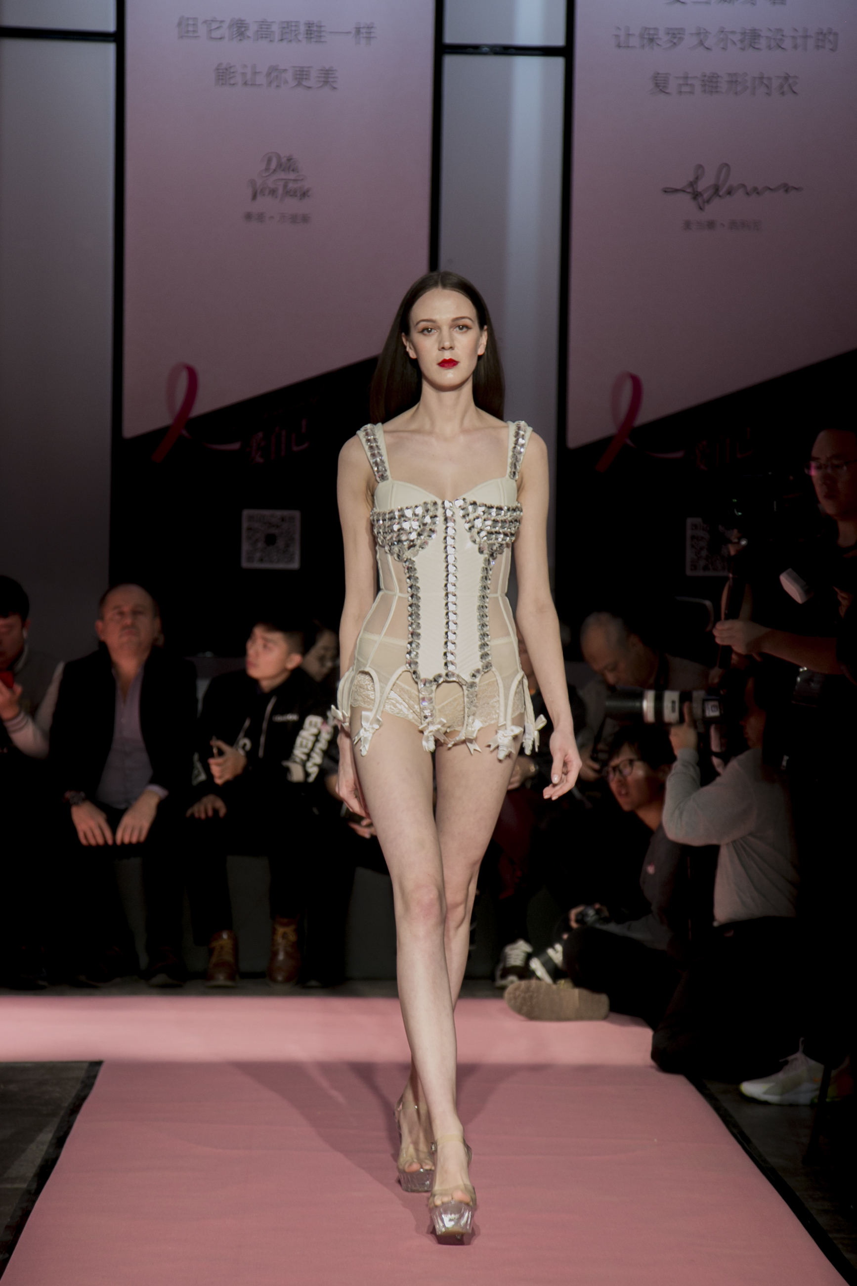 中国内衣时装秀2019蕾丝款,2019年国内韩国内衣时装秀