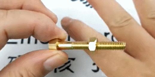 拆家也能火?40岁大叔靠拆东西吸粉190万,被称为反向爱迪生