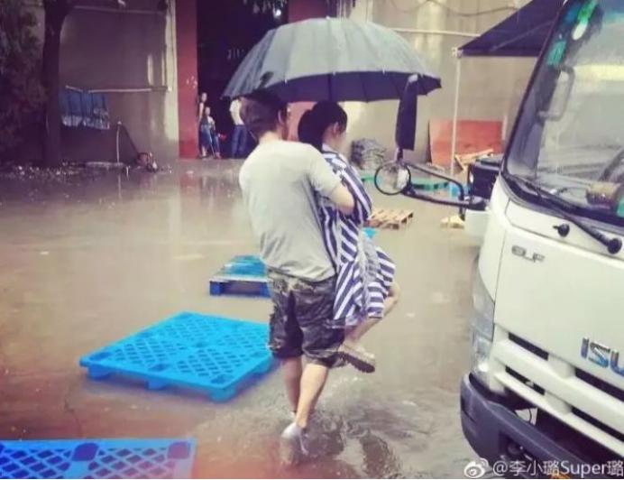 杨幂vs李小璐,杨幂和李小璐的照片对比