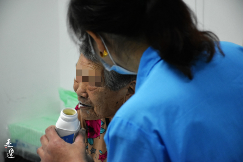 “第一次抠便，我差点吐了”！我和我的三百个爸妈