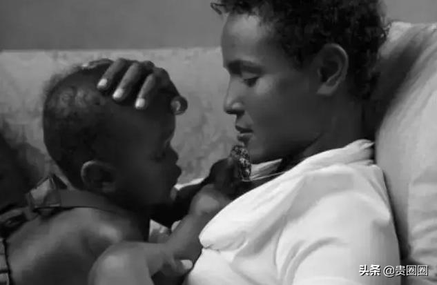 非洲黑人超模,曾被性侵、割礼、逼婚,却活出璀璨人生