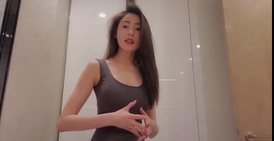 张天爱否认为金主戴了R环。她的年龄和8000万部电影被曝光