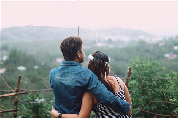 别人瞧不起你的时候会伤心,别人瞧不起你会有哪些表现