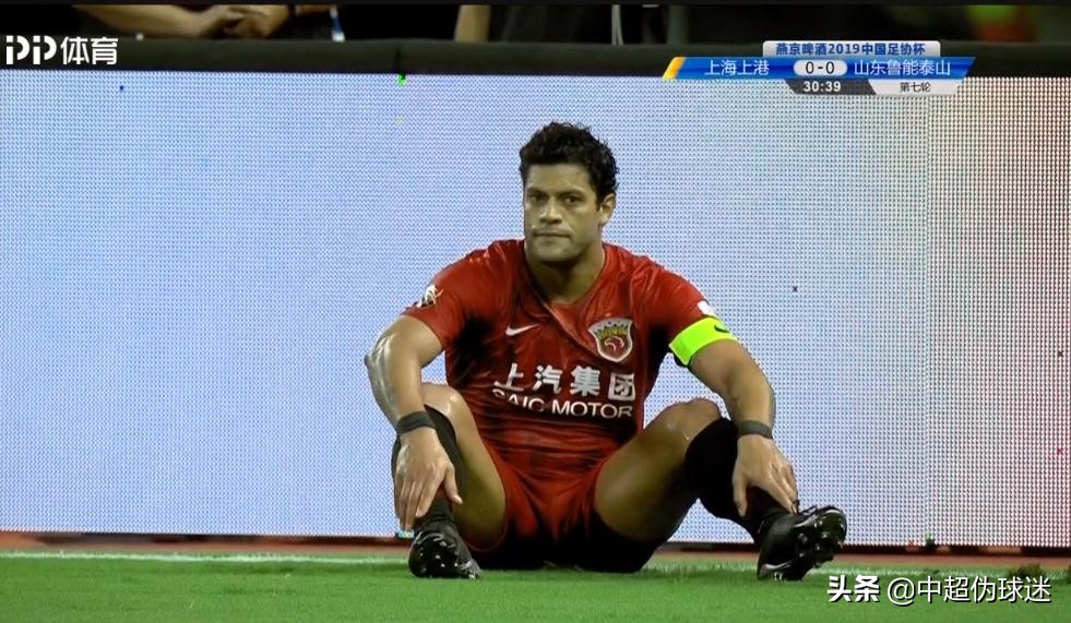 又浇水过多？国足门神足协杯罕见脱手，不止一次被自家草地坑了