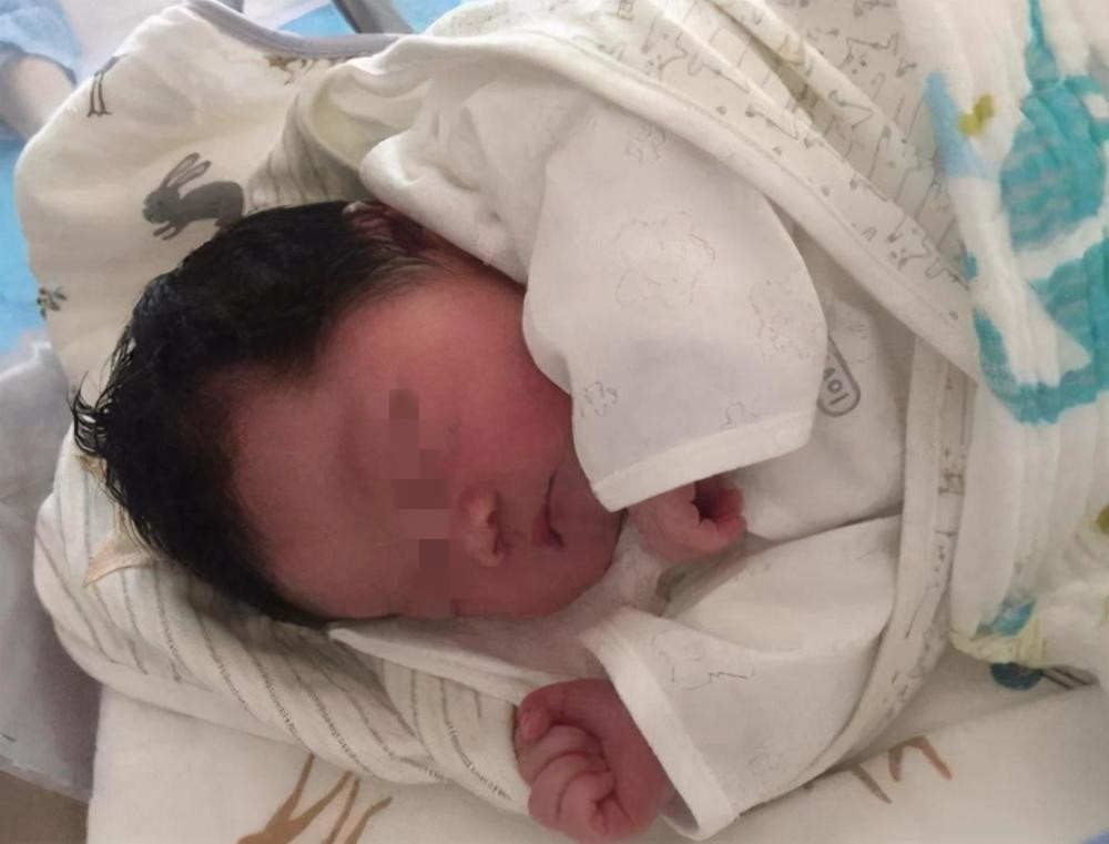 新生婴儿一个月重多少斤是正常,婴儿体重一个月长多少斤算正常