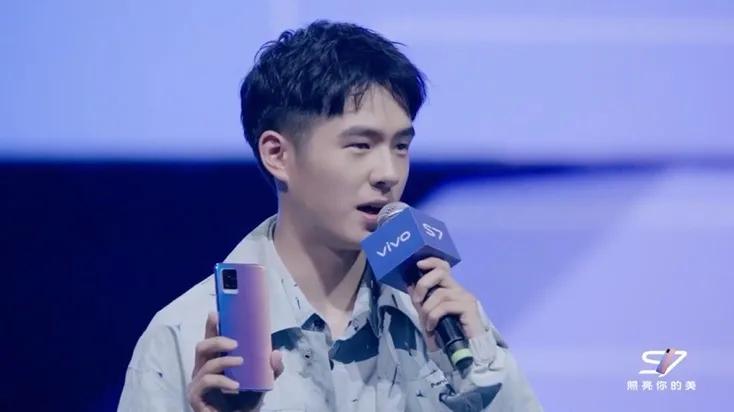 刘昊然深栗色发型,刘昊然染过的发色