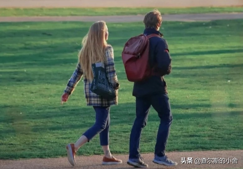 爱上一个不怎么搭理你的人怎么办,如何面对一个很爱自己的男生