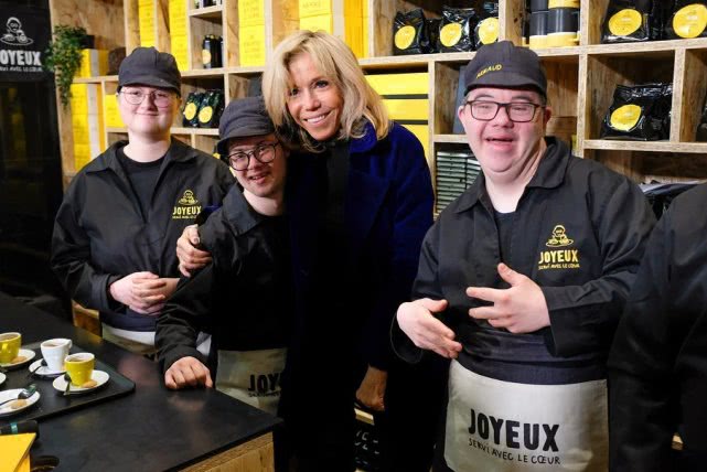 布丽吉特穿蓝色套装裙,67岁布丽吉特穿西装