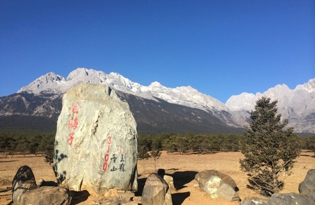 玉龙雪山日照金山的美,玉龙雪山日照金山美照