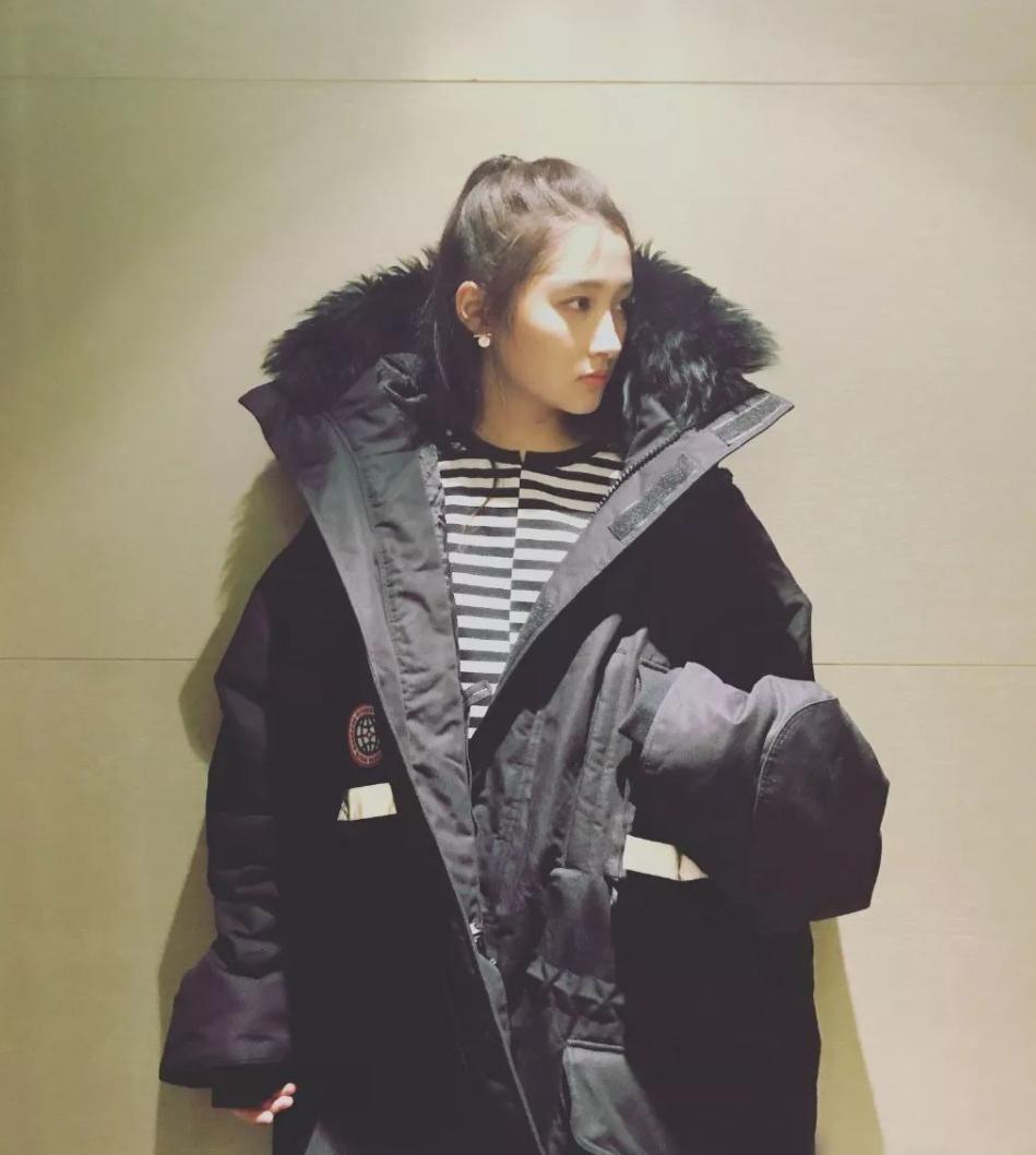 关晓彤黑色轻纱吊带配8分裤,关晓彤穿露脐装和小脚裤视频