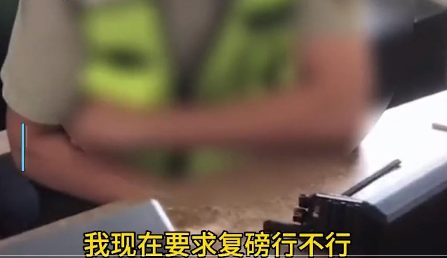 福建一货车下高速查出超重,要求复磅被无视,工作人员:超重就交钱