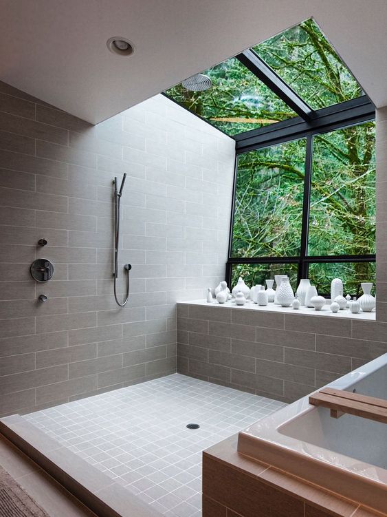 有钱人的世界真搞不懂，浴缸延伸玻璃台面当观景台，洗澡真享受