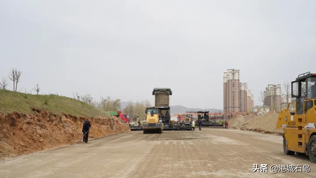 向坚守岗位的一线工人致敬,向坚守在户外的劳动者致敬