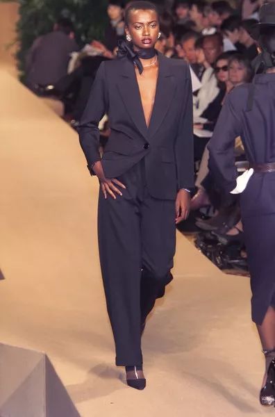 那个卖口红的YSL，教会女孩不色情的穿黑*袜丝**