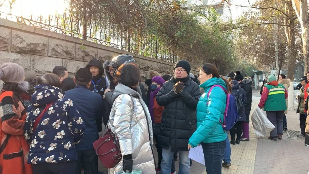 济南诚基中心商铺退房开始登记，现场答疑，不少业主提前来问情况