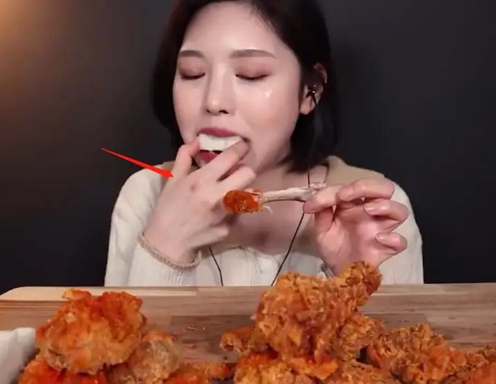 要红还是要命?吃播插入40厘米长管催吐,多人因暴饮暴食猝死