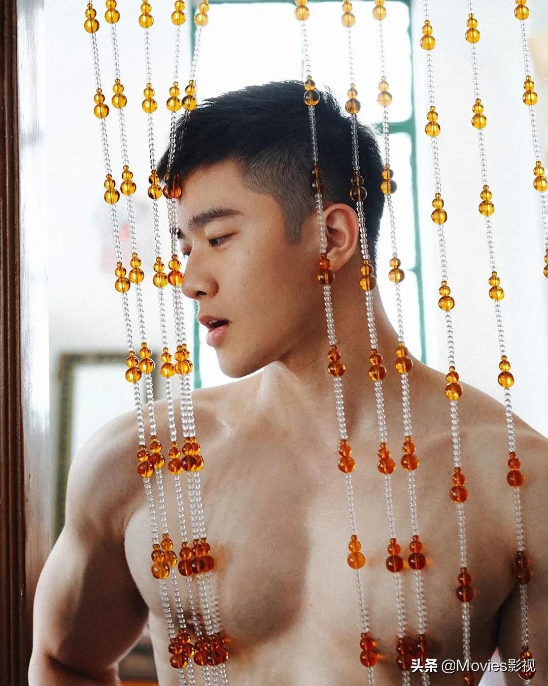 穿短裤比汪小菲还好看！奶凶腱子肉小狼狗，浴室照疯狂撩粉！