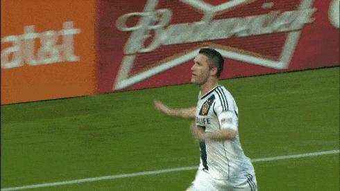 梅西脱衣、德罗巴三杠滑跪，盘点那些奇葩逗比的球星庆祝动作