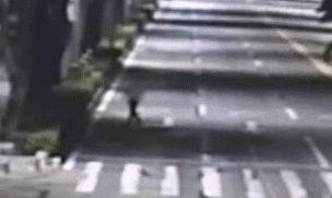 出尽洋相！珠海一奇葩男子躺马路中间睡大觉！过往司机提心吊胆！