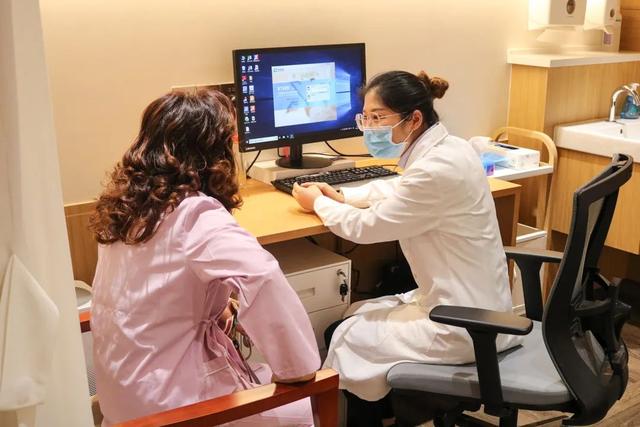 绝经后子宫萎缩后女人就会变老吗,女人绝经了怎么才能让自己变老