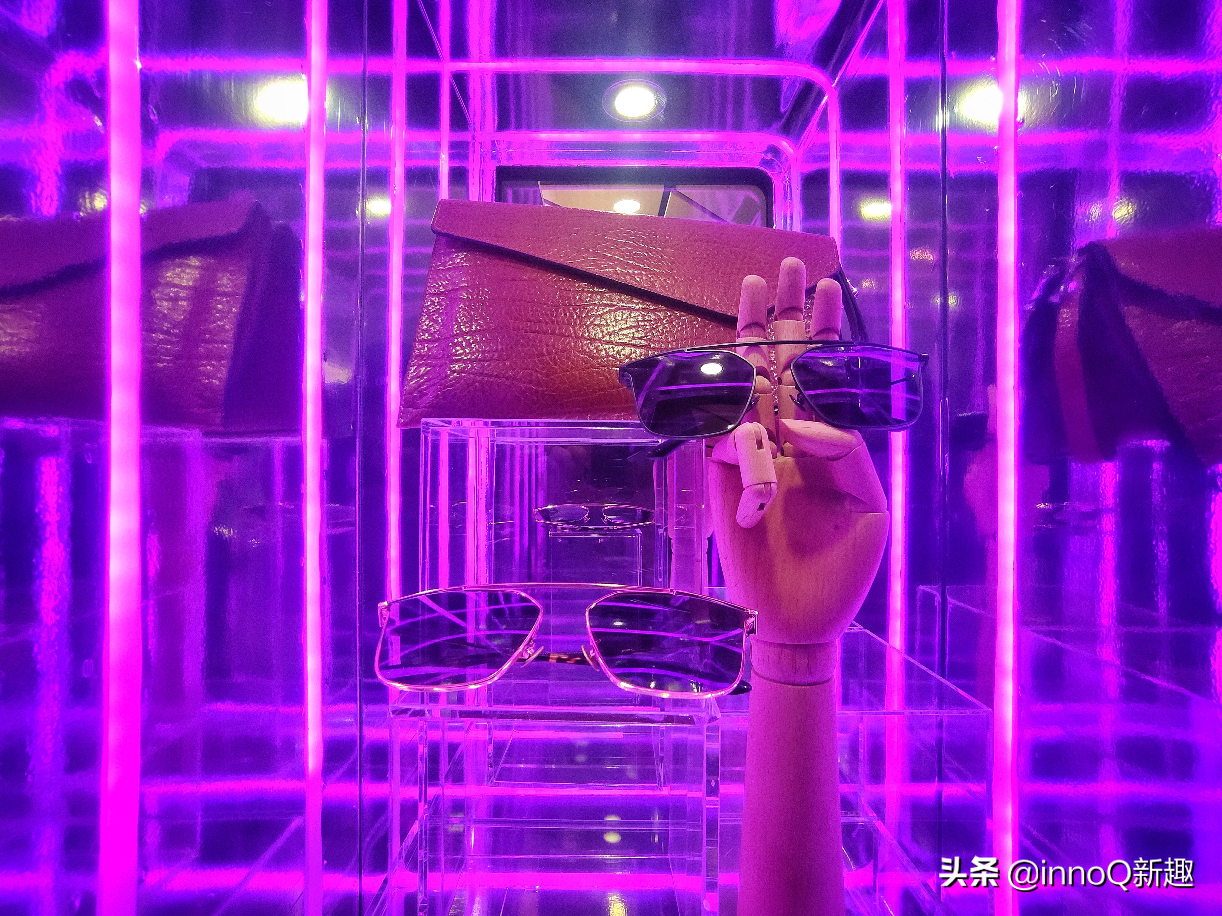 看！这部手机真的完整诠释了什么叫『五彩斑斓的黑』