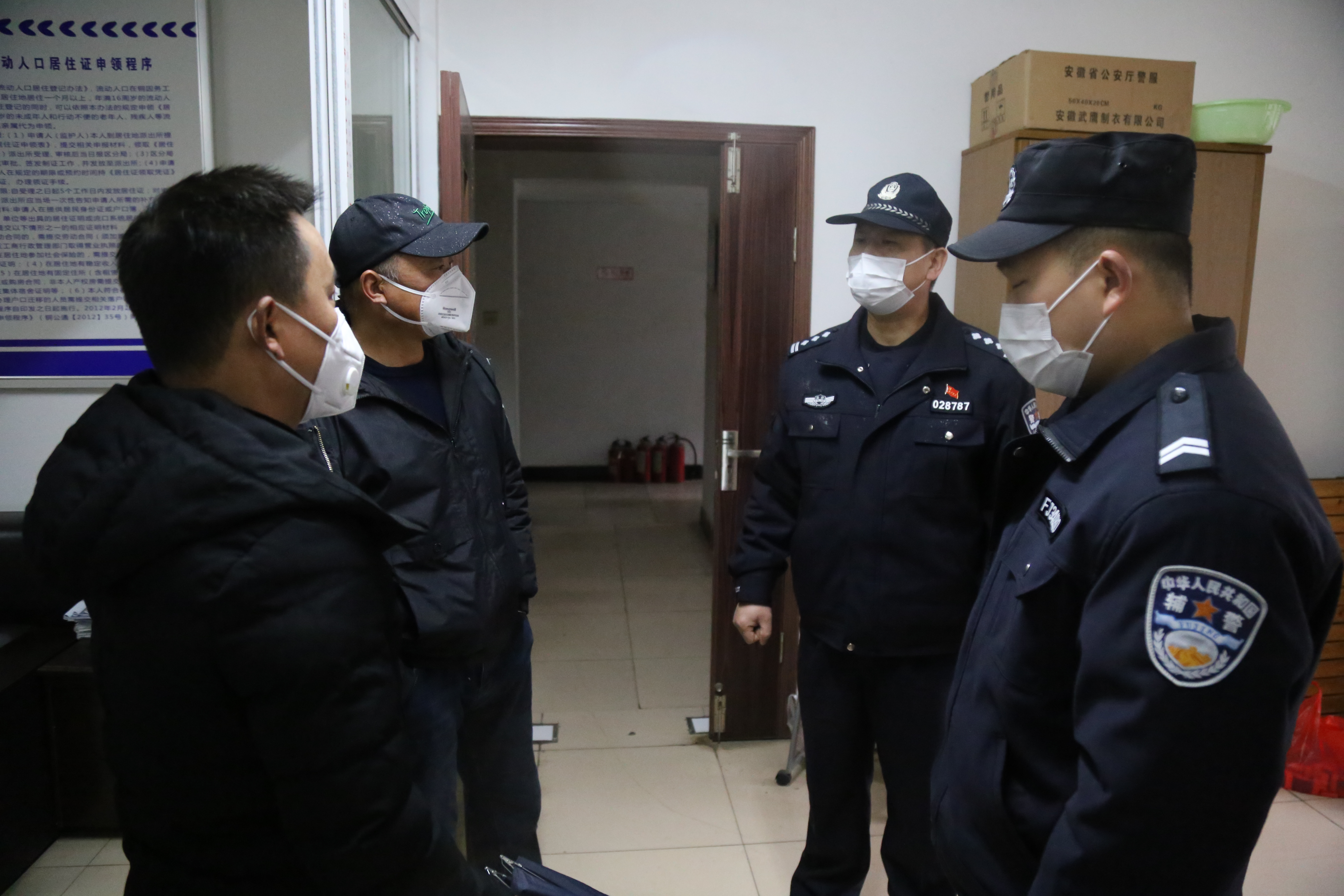 疫情防控公安民警始终冲锋在一线,坚持打赢防疫战